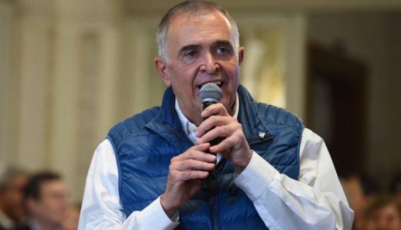 Le roban el celular al gobernador Jaldo durante un acto oficial en Tucumán