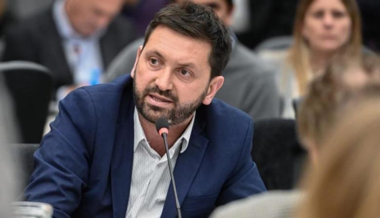 Juliano acusó a peronistas y libertarios de “actuar una pelea” para no legislar