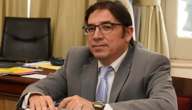 El subsecretario Alejandro Ciro Álvarez cobró de universidades públicas mientras decía estar de licencia