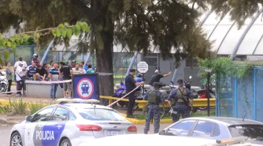 Descomunal pelea entre barras de Estudiantes y Gimnasia: destrozaron un hospital y hay varios heridos