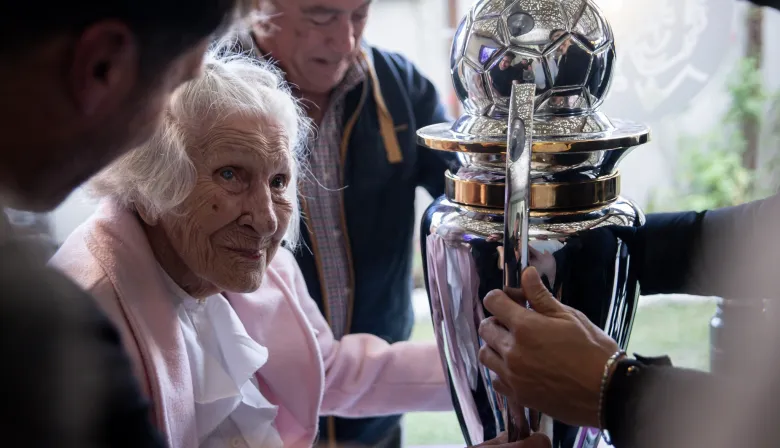 Los jugadores de Platense le llevaron la copa de campeón a la abuela Haydeé