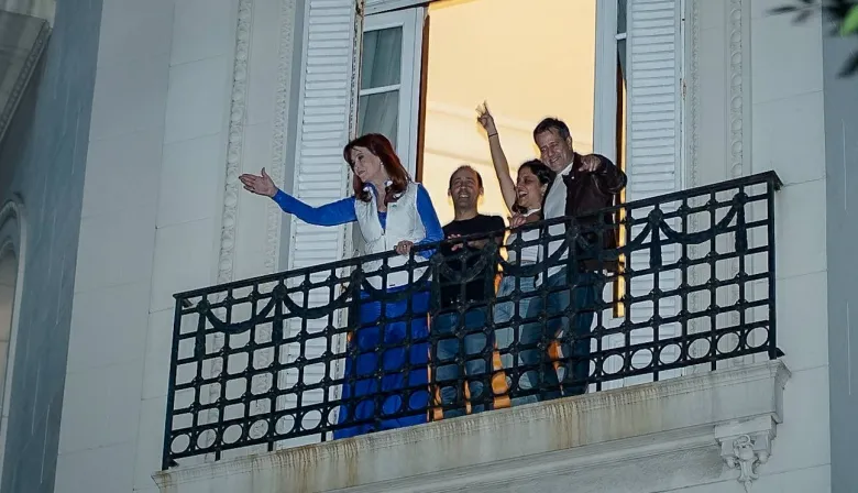 Mengolini, Navarro y Tognetti, sorprendidos por el polémico baile de Cristina