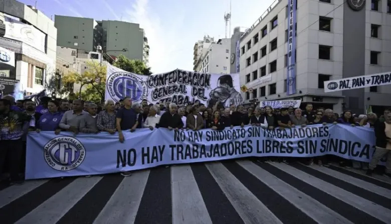 La CGT encabezó la marcha contra el Gobierno y se reunió con Kicillof