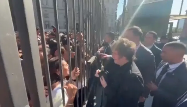 Milei le cantó el feliz cumpleaños a una mujer en la puerta de la Casa Rosada