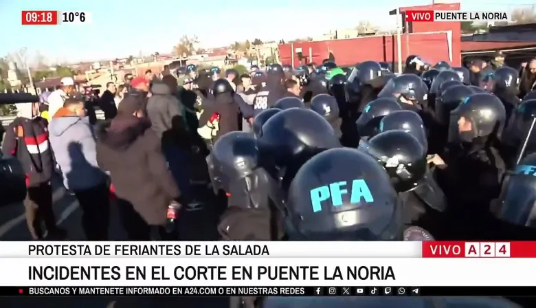 Trabajadores de La Salada en tenso cruce con la policía: "No tenemos de qué vivir"