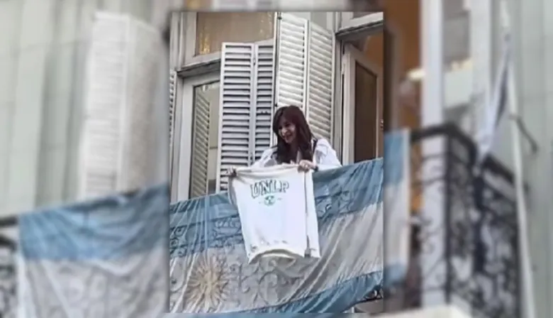 Cristina Kirchner saludó a la militancia desde su balcón y exhibió un buzo de la UNLP