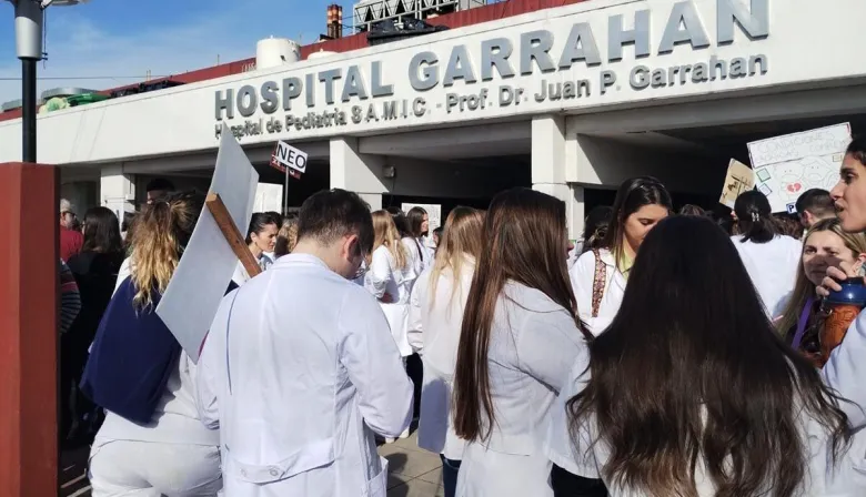 Abrazo simbólico al Garrahan: continúa reclamo ante la falta de respuestas