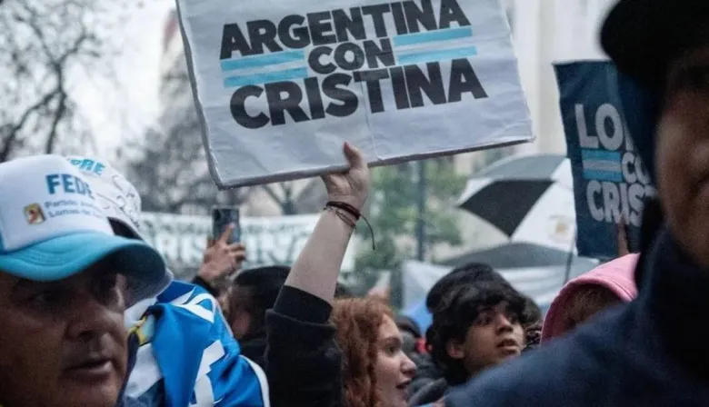 Sin Cristina en las listas, el peronismo se reagrupa para resistir en la provincia