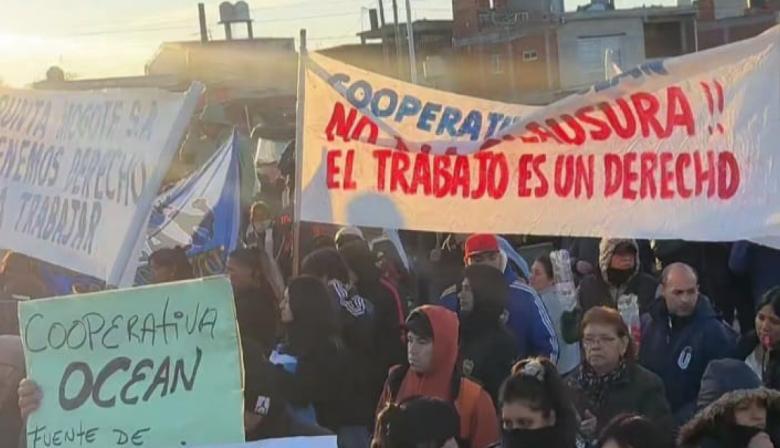 Feriantes de La Salada mantienen el corte sobre el Puente La Noria