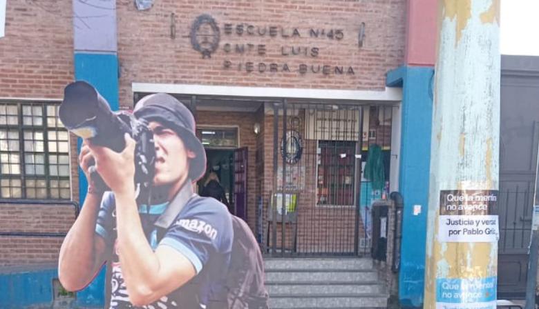 Instalan una gigantografía frente a la escuela donde debía votar Pablo Grillo