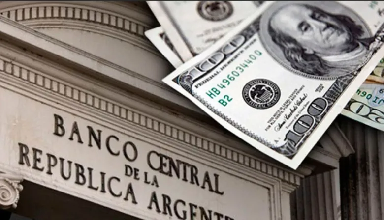 El dólar rompió el techo de la banda y desató la pulseada del BCRA