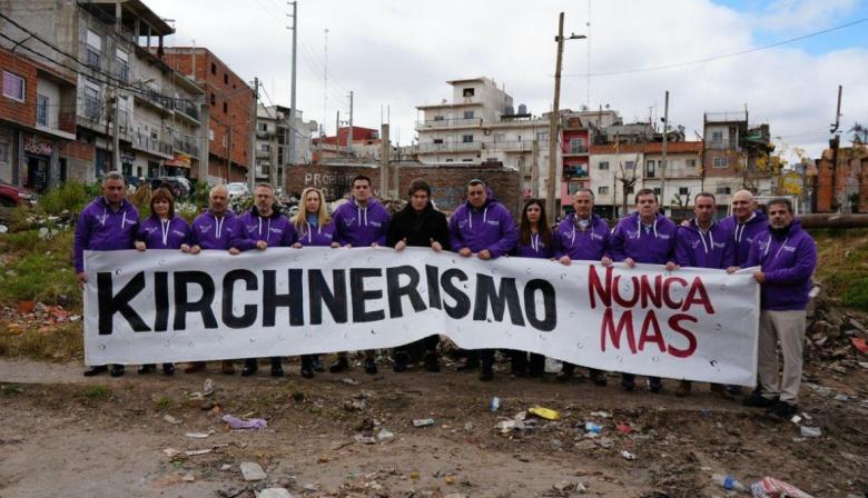 Milei cierra la campaña con un fuerte operativo en Moreno