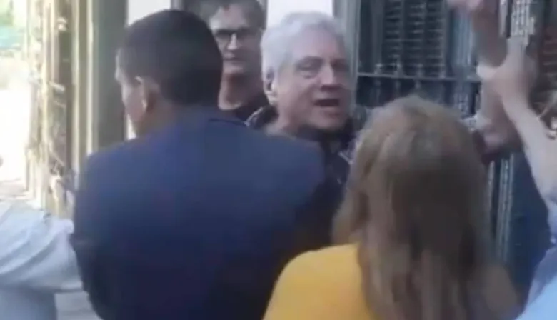 Militante libertario golpeó a una mujer durante una visita de campaña de Santilli