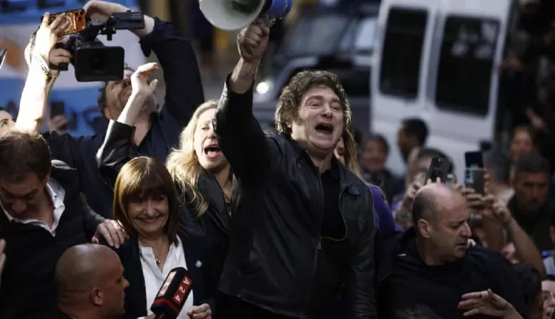 Javier Milei enfrentó protestas y clima hostil durante su paso por Santiago del Estero