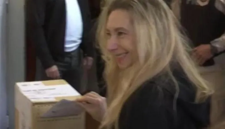 Karina Milei votó escoltada y con militantes que celebraron la detención de CFK