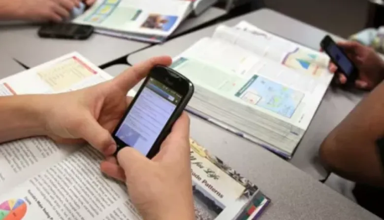 Prohíben por ley el uso de celulares en las escuelas primarias