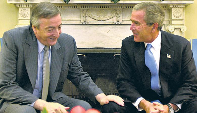 De la rodilla de Bush al seguidismo libertario: 22 años de política exterior en reversa