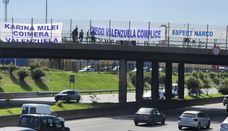 La 'bienvenida': Tres de Febrero recibe a Milei con pasacalles explosivos