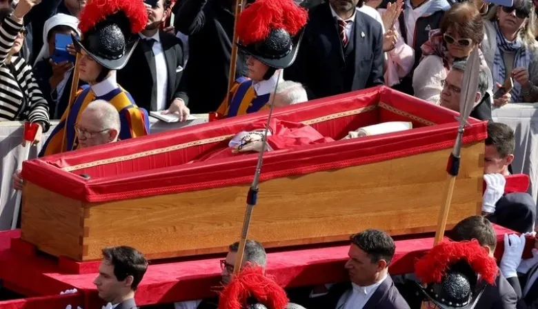 El cuerpo del papa Francisco ya se encuentra en San Pedro, donde una multitud comienza a despedirlo