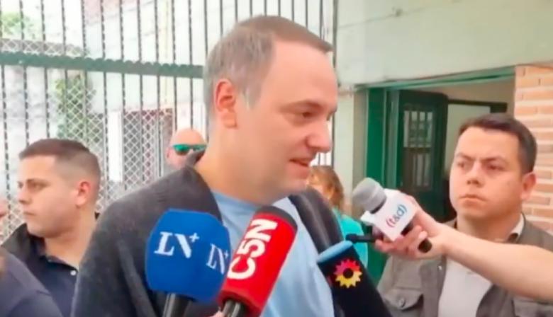 Tensión durante el voto de Manuel Adorni: Entre insultos, buscó llevar tranquilidad