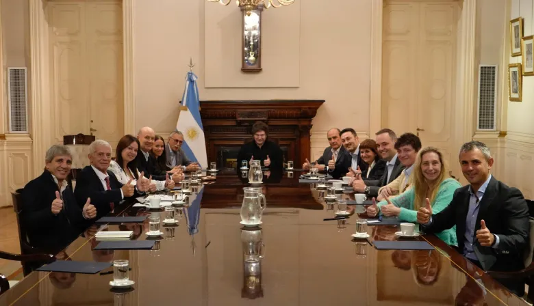 Milei reunió a su equipo tras el revés por Ficha Limpia y antes de viajar al Vaticano