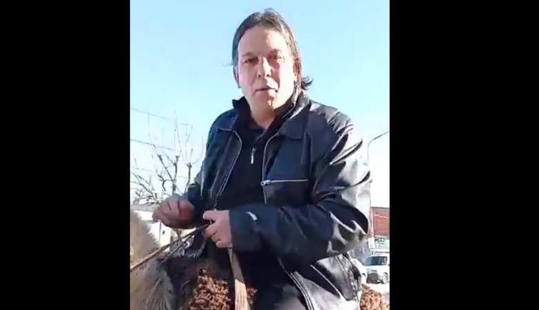 Candidato del Partido Libertario votó a caballo en Pergamino y disputa el voto "pro Milei"