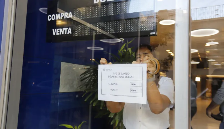 ¿Por qué baja el dólar?