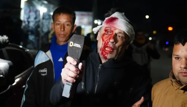 Brutal ataque a un periodista en el acto de Milei en Moreno: lo golpearon y terminó con el rostro ensangrentado