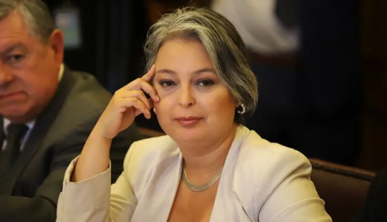 Jeannette Jara sacude Chile con su “sueldo vital” y reforma tributaria