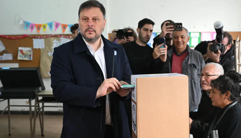 Votó Leandro Santoro y dijo que el video falso “no tiene antecedentes en la democracia”