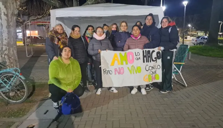 Enfermeras acampan frente a la municipalidad y denuncian abandono de Bucca y Pisano
