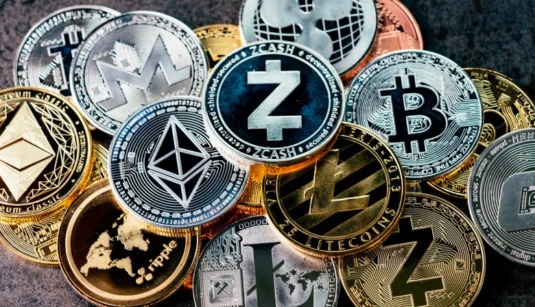 Interpol caza a estafador cripto en Colombia mientras Guatemala impulsa su regulación