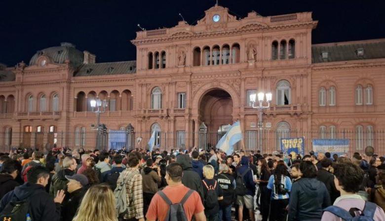 Cacerolazo frente a la Casa Rosada por el escándalo de Karina Milei