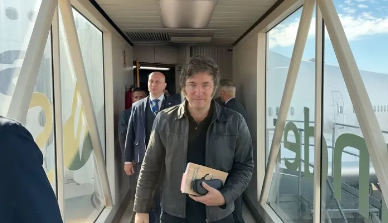 Milei emprendió el regreso desde Roma tras el funeral del Papa Francisco