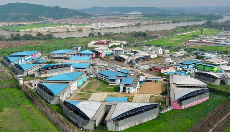 Ecuador traslada a 26 presos peligrosos desde Guayaquil en medio de ola de fugas