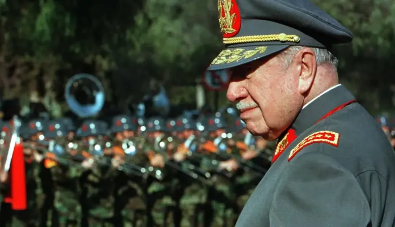 Productos con la imagen de Pinochet desata controversia en la Escuela Militar de Chile