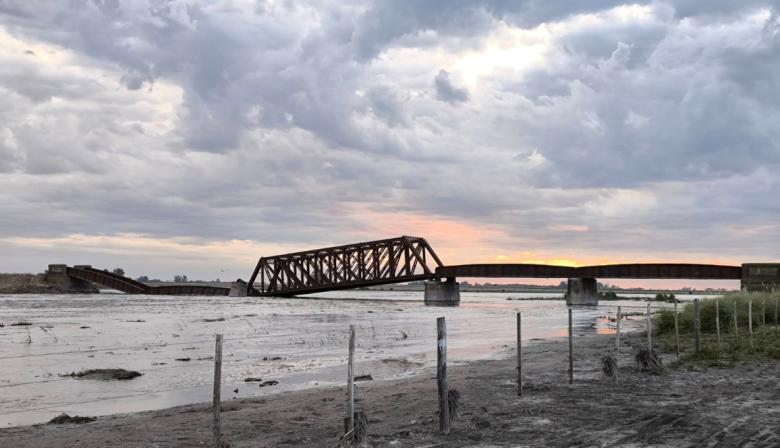 Crecida del Salado: Colapsó un viejo puente ferroviario y piden atención sobre otro en la Ruta