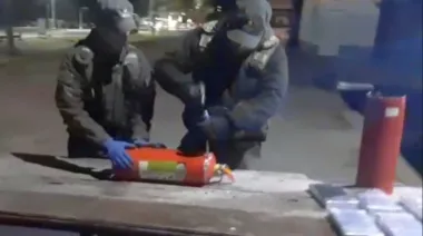 Cocaína para apagar un incendio: rellenó dos matafuegos con droga y lo descubrieron