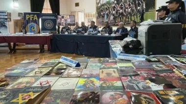 Piden que vaya a juicio un editor y librero por imprimir y vender libros con simbología nazi