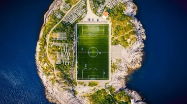 Jugar en cualquier lado: los estadios de fútbol más insólitos del mundo