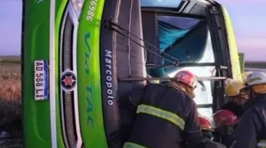Cuatro muertos y varios heridos en un choque y vuelco fatal de un micro en la ruta 51
