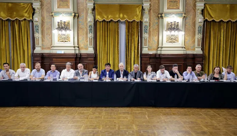 Intendentes del PJ se mueven en las sombras para evitar una ruptura en la provincia