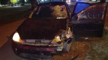 Tragedia y furia: apedrearon un destacamento policial tras la muerte de un joven en un accidente