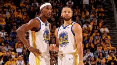 Stephen Curry y Jimmy Butler clasificaron a los Warriors a los Playoffs de la NBA