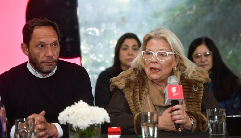 Carrió cruzó a Milei con dureza: “Es evidente que se siente un mandril”