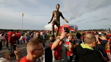 Inauguraron una estatua de Beckenbauer en el estadio Allianz Arena de Múnich