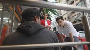 Un hombre en situación de calle increpó a Ramiro Marra por usar la palabra “fisura”