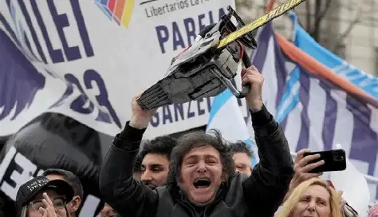 Hay superávit, pero la motosierra no se detiene: los sectores más golpeados del ajuste