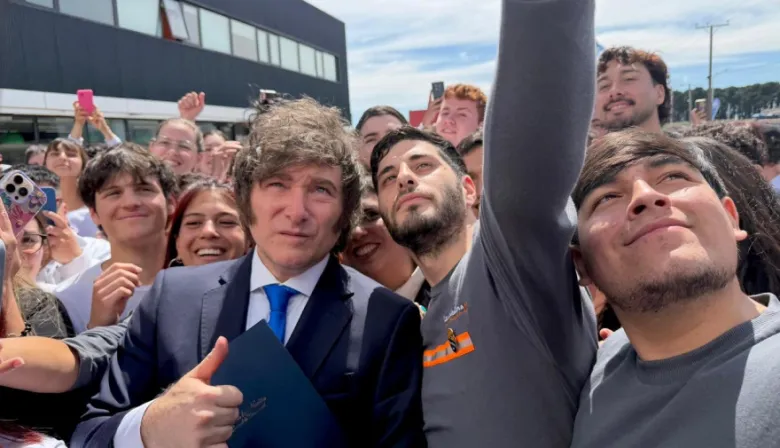 Milei cruzó a un vecino en Mar del Plata: “Te bajo más la inflación así puteás un poco más”