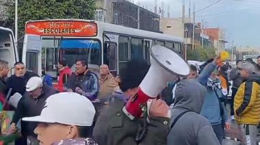 Los feriantes de la Salada marchan hacia la Municipalidad de Lomas de Zamora